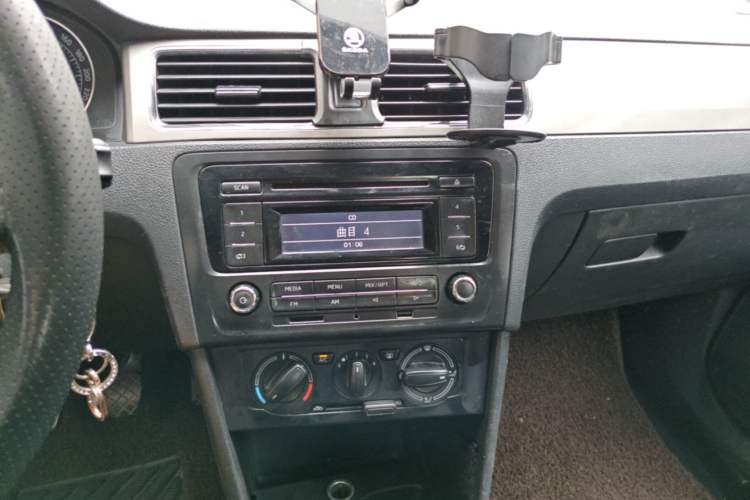 Used Skoda Rapid Spaceback 2014 1.6L Manual Enjoyment Edition Audio And AC Panel