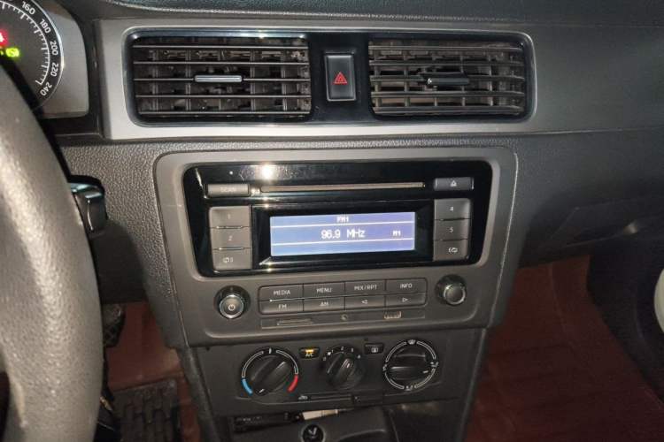 Used Skoda Rapid Spaceback 2014 1.6L Automatic Enjoyment Edition Audio And AC Panel