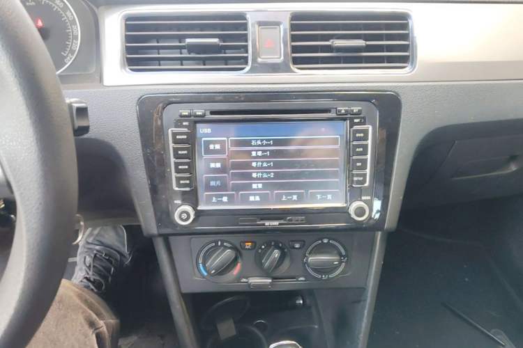 Used Skoda Rapid Spaceback 2014 1.6L Automatic Enjoyment Edition Audio And AC Panel
