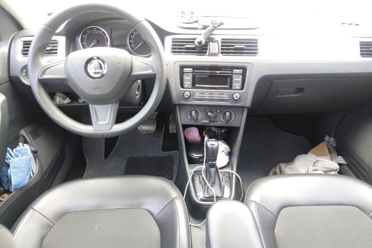 Used Skoda Rapid Spaceback 2014 1.6L Automatic Enjoyment Edition Center Console