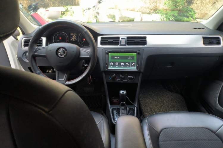 Used Skoda Rapid Spaceback 2014 1.6L Automatic Enjoyment Edition Center Console