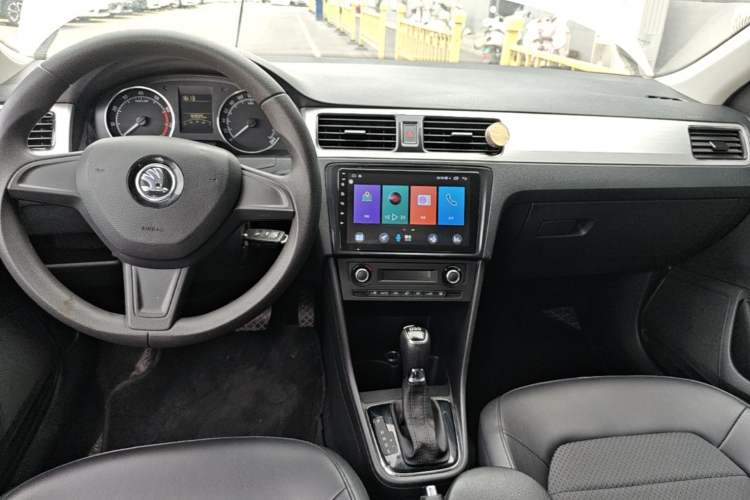Used Skoda Rapid Spaceback 2014 1.4 TSI DSG Comfort Edition Center Console