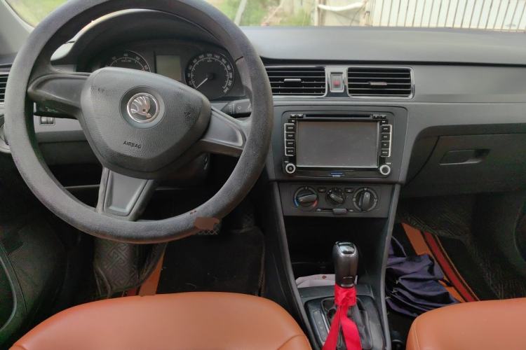 Used Skoda Rapid Spaceback 2014 1.6L Automatic Enjoyment Edition Center Console