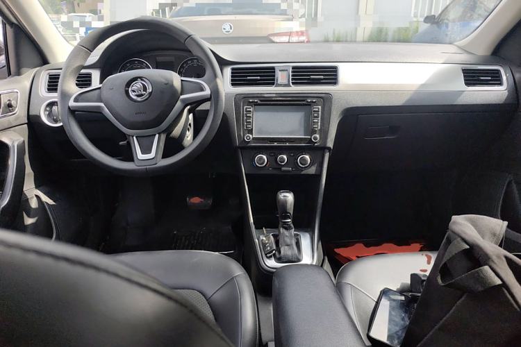 Used Skoda Rapid Spaceback 2014 1.6L Automatic Enjoyment Edition Center Console