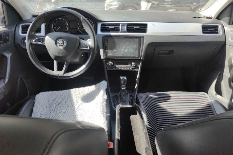 Used Skoda Rapid Spaceback 2014 1.4 TSI DSG Trend Edition Center Console