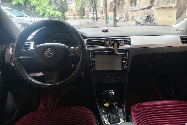 Used Skoda Rapid Spaceback 2014 1.6L Automatic Enjoyment Edition Center Console
