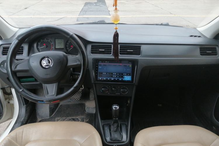 Used Skoda Rapid Spaceback 2014 1.6L Automatic Enjoyment Edition Center Console