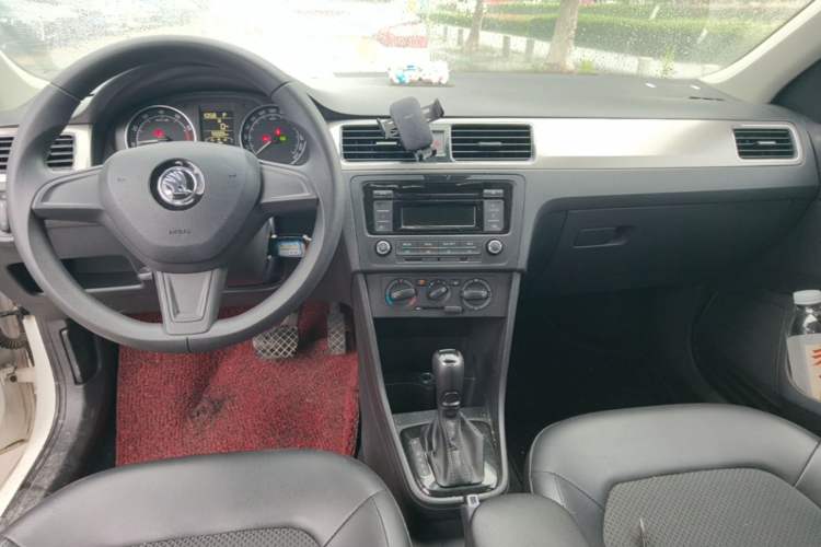 Used Skoda Rapid Spaceback 2014 1.6L Automatic Enjoyment Edition Center Console