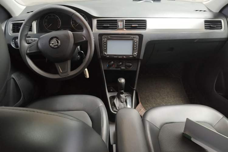 Used Skoda Rapid Spaceback 2014 1.6L Automatic Enjoyment Edition Center Console