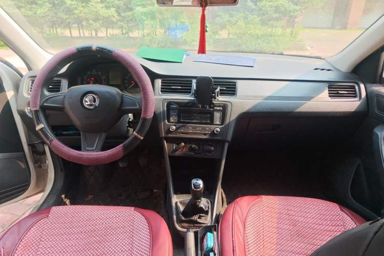 Used Skoda Rapid Spaceback 2014 1.6L Manual Enjoyment Edition Center Console