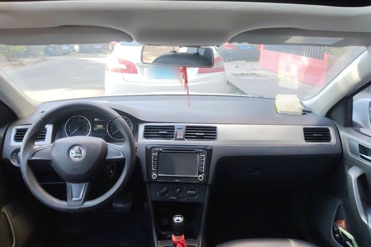 Used Skoda Rapid Spaceback 2014 1.6L Automatic Enjoyment Edition Center Console