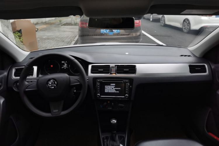 Used Skoda Rapid Spaceback 2014 1.6L Automatic Enjoyment Edition Center Console