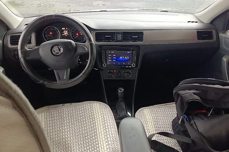 Used Skoda Rapid Spaceback 2014 1.6L Automatic Enjoyment Edition Center Console