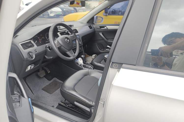 Used Skoda Rapid Spaceback 2014 1.6L Automatic Enjoyment Edition Driver Seat