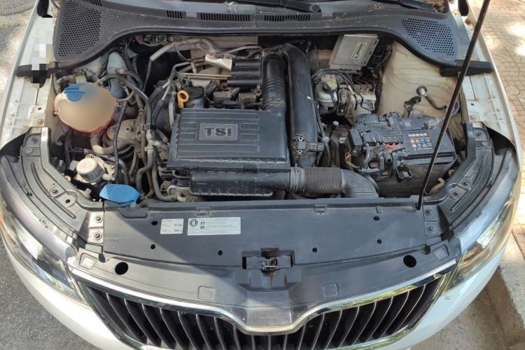 Used Skoda Rapid Spaceback 2014 1.4 TSI DSG Comfort Edition Engine Bay