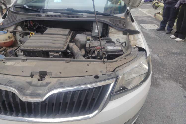 Used Skoda Rapid Spaceback 2014 1.6L Automatic Enjoyment Edition Engine Bay Left