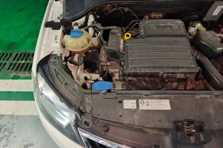 Used Skoda Rapid Spaceback 2014 1.6L Automatic Enjoyment Edition Engine Bay Right