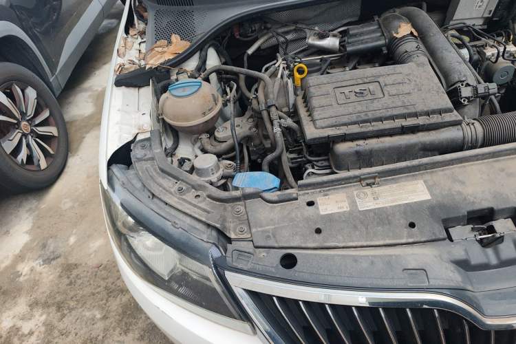 Used Skoda Rapid Spaceback 2014 1.4 TSI DSG Comfort Edition Engine Bay Right