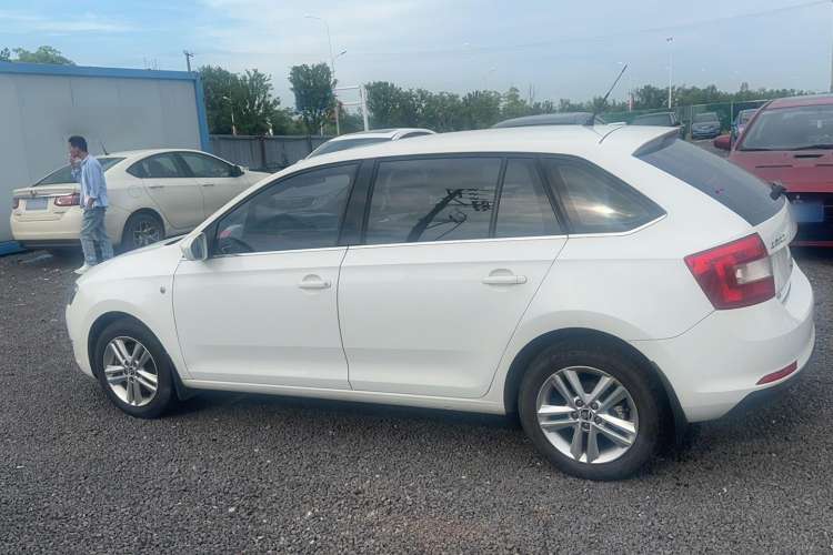 Used Skoda Rapid Spaceback 2014 1.4 TSI DSG Trend Edition Exterior 5