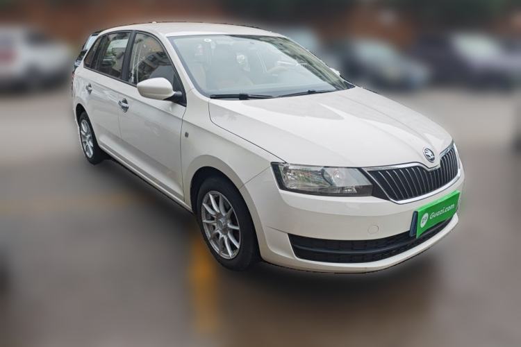 Used Skoda Rapid Spaceback 2014 1.4TSI DSG Enjoyment Edition Front Right 45 Deg