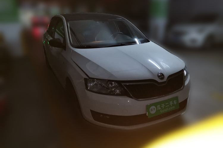 Used Skoda Rapid Spaceback  Front Right 45 Deg