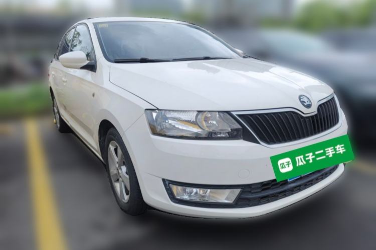 Used Skoda Rapid Spaceback 2014 1.6L Automatic Enjoyment Edition Front Right 45 Deg