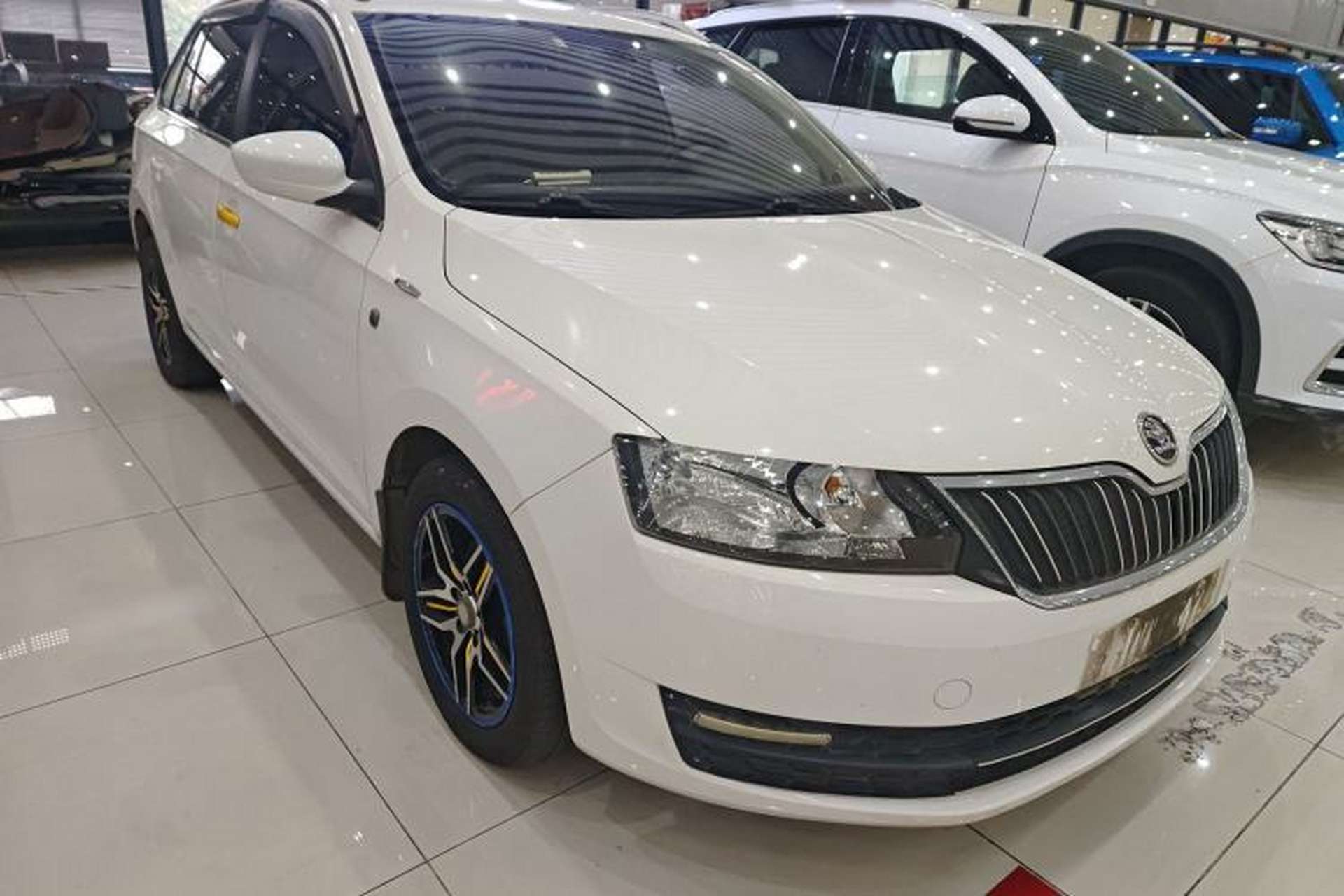 Used Skoda Rapid Spaceback 2014 1.6L Manual Enjoyment Edition Front Right 45 Deg
