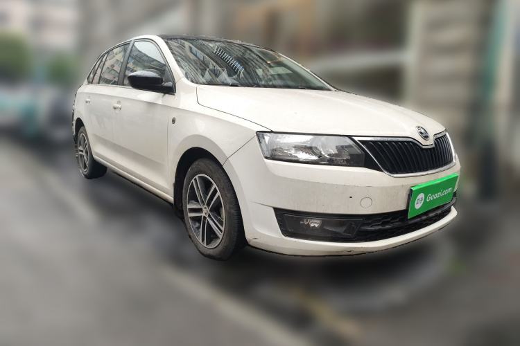 Used Skoda Rapid Spaceback 2014 1.6L Automatic Enjoyment Edition Front Right 45 Deg