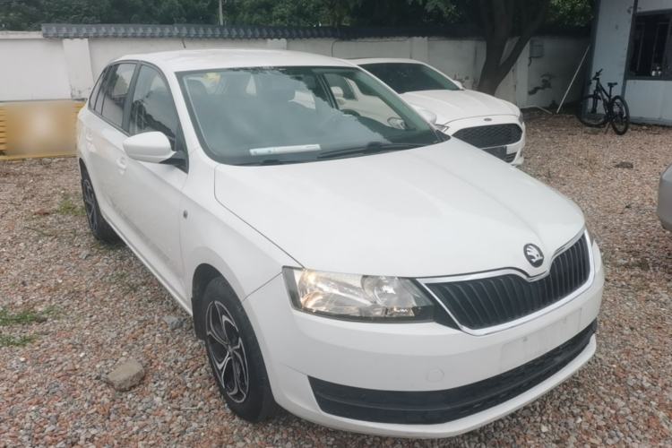 Used Skoda Rapid Spaceback 2014 1.4TSI DSG Enjoyment Edition Front Right 45 Deg