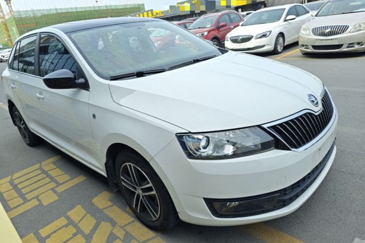 Used Skoda Rapid Spaceback 2014 1.4 TSI DSG Comfort Edition Front Right 45 Deg