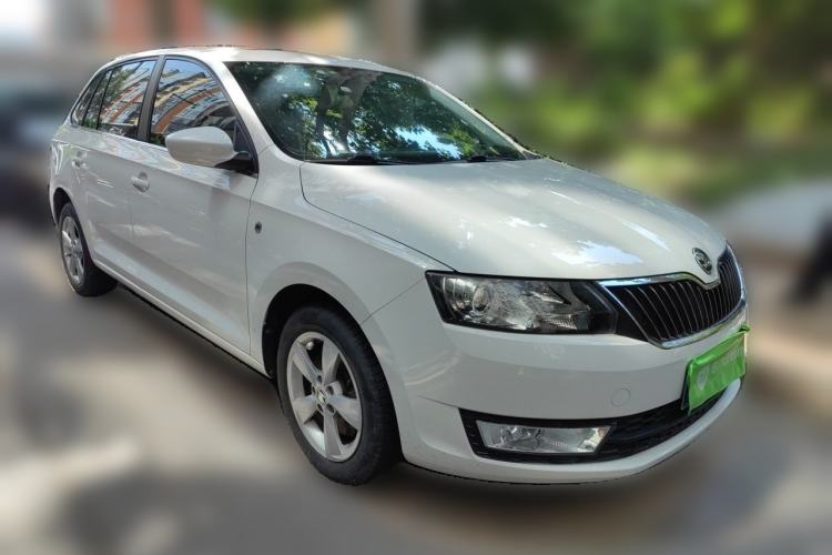 Used Skoda Rapid Spaceback 2014 1.4 TSI DSG Comfort Edition Front Right 45 Deg