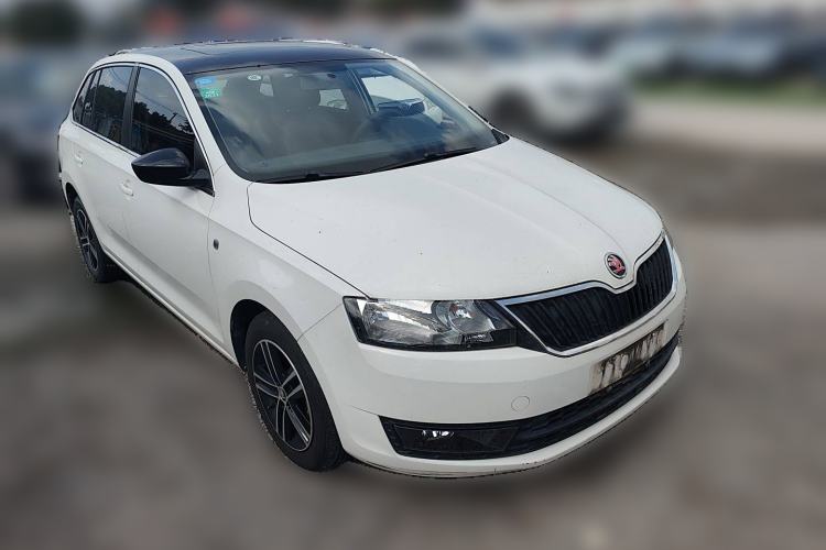 Used Skoda Rapid Spaceback 2014 1.6L Automatic Enjoyment Edition Front Right 45 Deg
