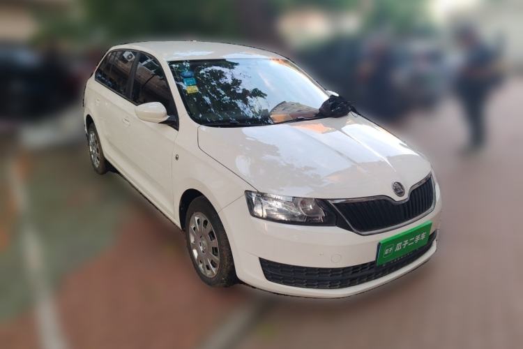 Used Skoda Rapid Spaceback 2014 1.6L Automatic Enjoyment Edition Front Right 45 Deg