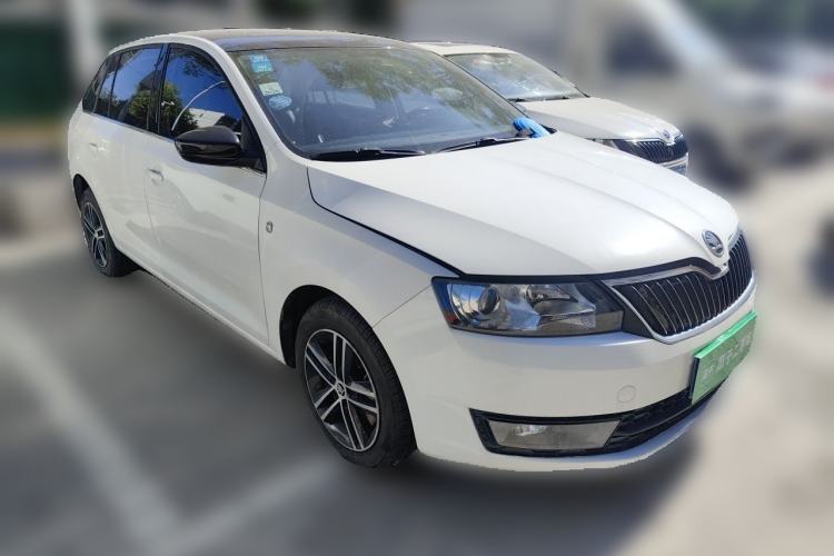Used Skoda Rapid Spaceback 2014 1.4 TSI DSG Trend Edition Front Right 45 Deg