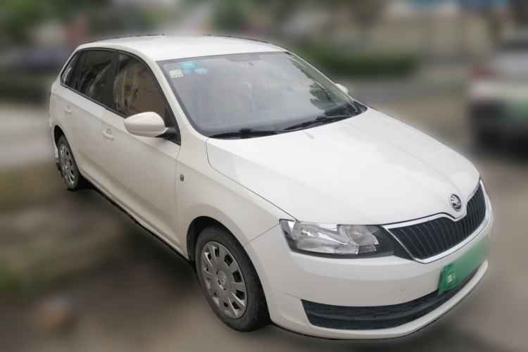 Used Skoda Rapid Spaceback 2014 1.6L Automatic Enjoyment Edition Front Right 45 Deg