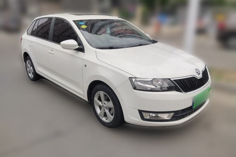 Used Skoda Rapid Spaceback 2014 1.6L Automatic Enjoyment Edition Front Right 45 Deg