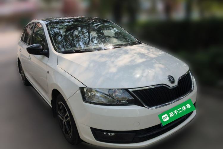 Used Skoda Rapid Spaceback 2014 1.6L Manual Enjoyment Edition Front Right 45 Deg