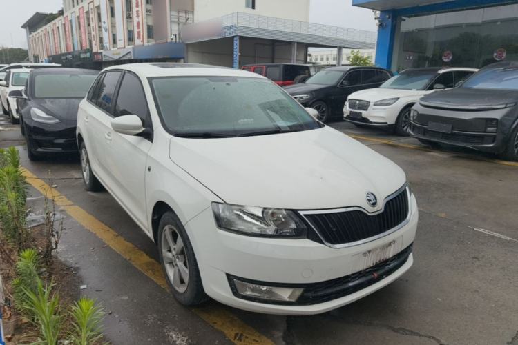 Used Skoda Rapid Spaceback 2014 1.6L Automatic Enjoyment Edition Front Right 45 Deg