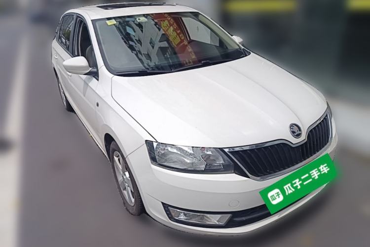 Used Skoda Rapid Spaceback 2014 1.6L Manual Enjoyment Edition Front Right 45 Deg