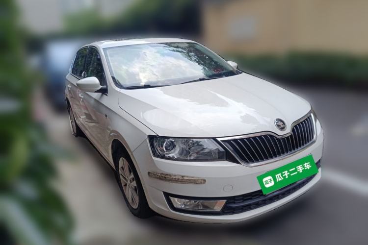 Used Skoda Rapid Spaceback 2014 1.6L Automatic Enjoyment Edition Front Right 45 Deg