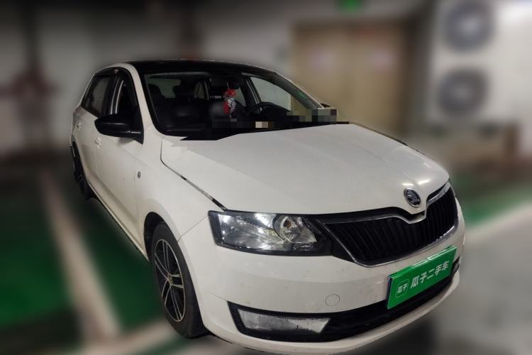Used Skoda Rapid Spaceback 2014 1.6L Automatic Enjoyment Edition Front Right 45 Deg