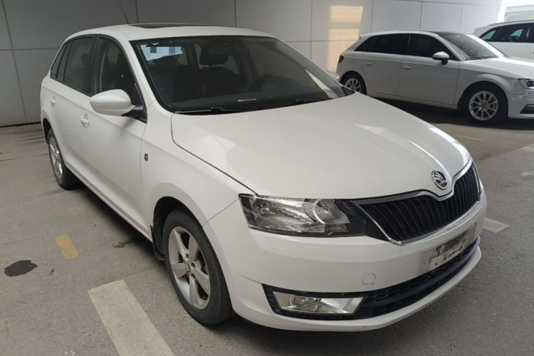 Used Skoda Rapid Spaceback 2014 1.6L Automatic Enjoyment Edition Front Right 45 Deg