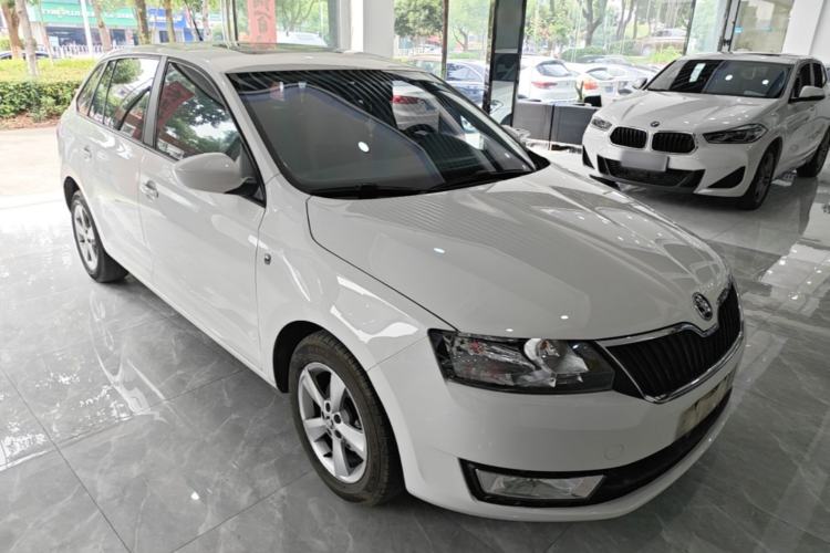 Used Skoda Rapid Spaceback 2014 1.6L Automatic Enjoyment Edition Front Right 45 Deg