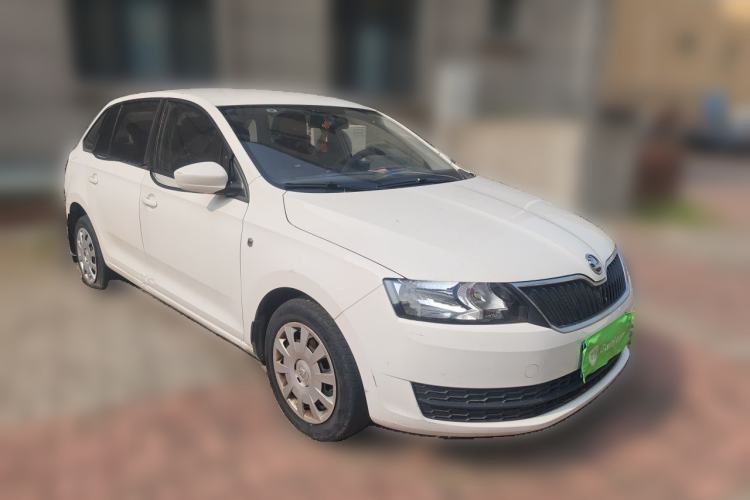 Used Skoda Rapid Spaceback 2014 1.6L Manual Enjoyment Edition Front Right 45 Deg