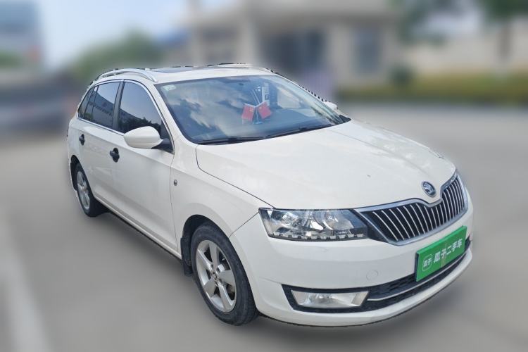 Used Skoda Rapid Spaceback 2014 1.6L Manual Enjoyment Edition Front Right 45 Deg