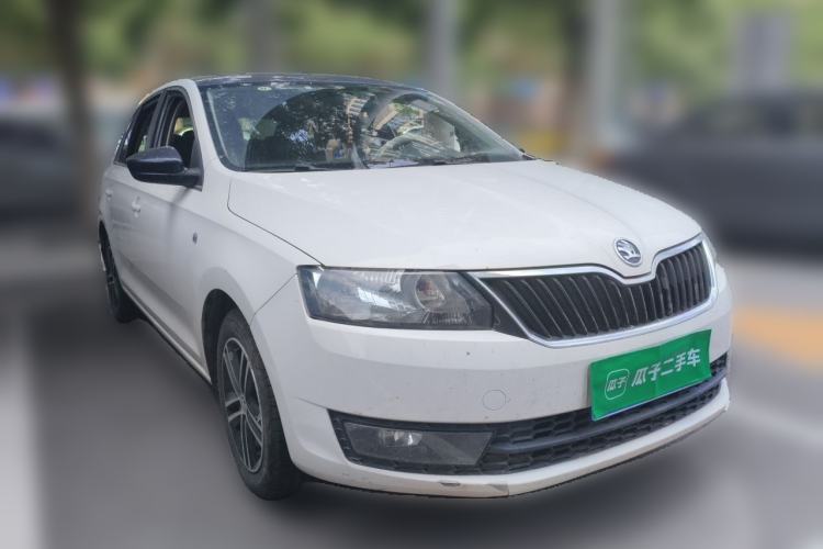 Used Skoda Rapid Spaceback 2014 1.6L Manual Enjoyment Edition Front Right 45 Deg