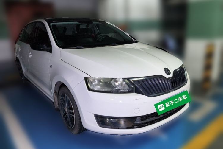 Used Skoda Rapid Spaceback 2014 1.6L Automatic Enjoyment Edition Front Right 45 Deg