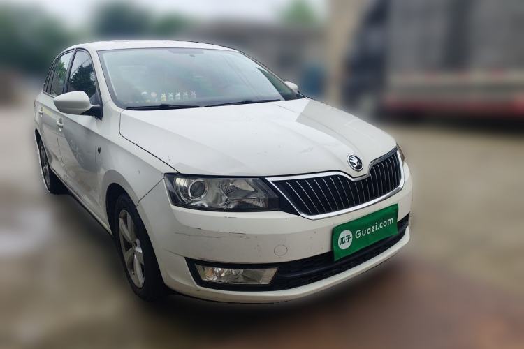 Used Skoda Rapid Spaceback 2014 1.4 TSI DSG Comfort Edition Front Right 45 Deg