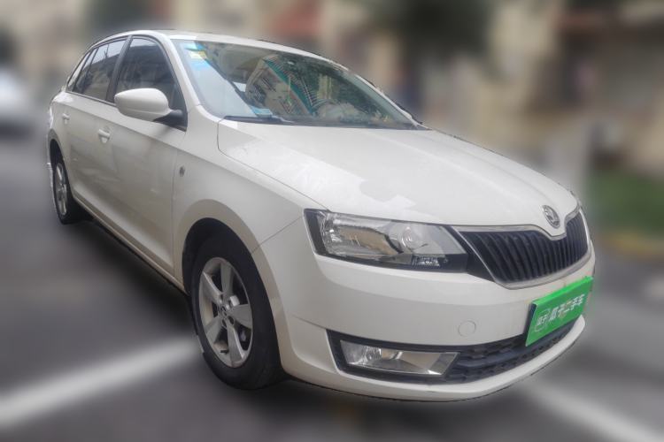 Used Skoda Rapid Spaceback 2014 1.6L Automatic Enjoyment Edition Front Right 45 Deg
