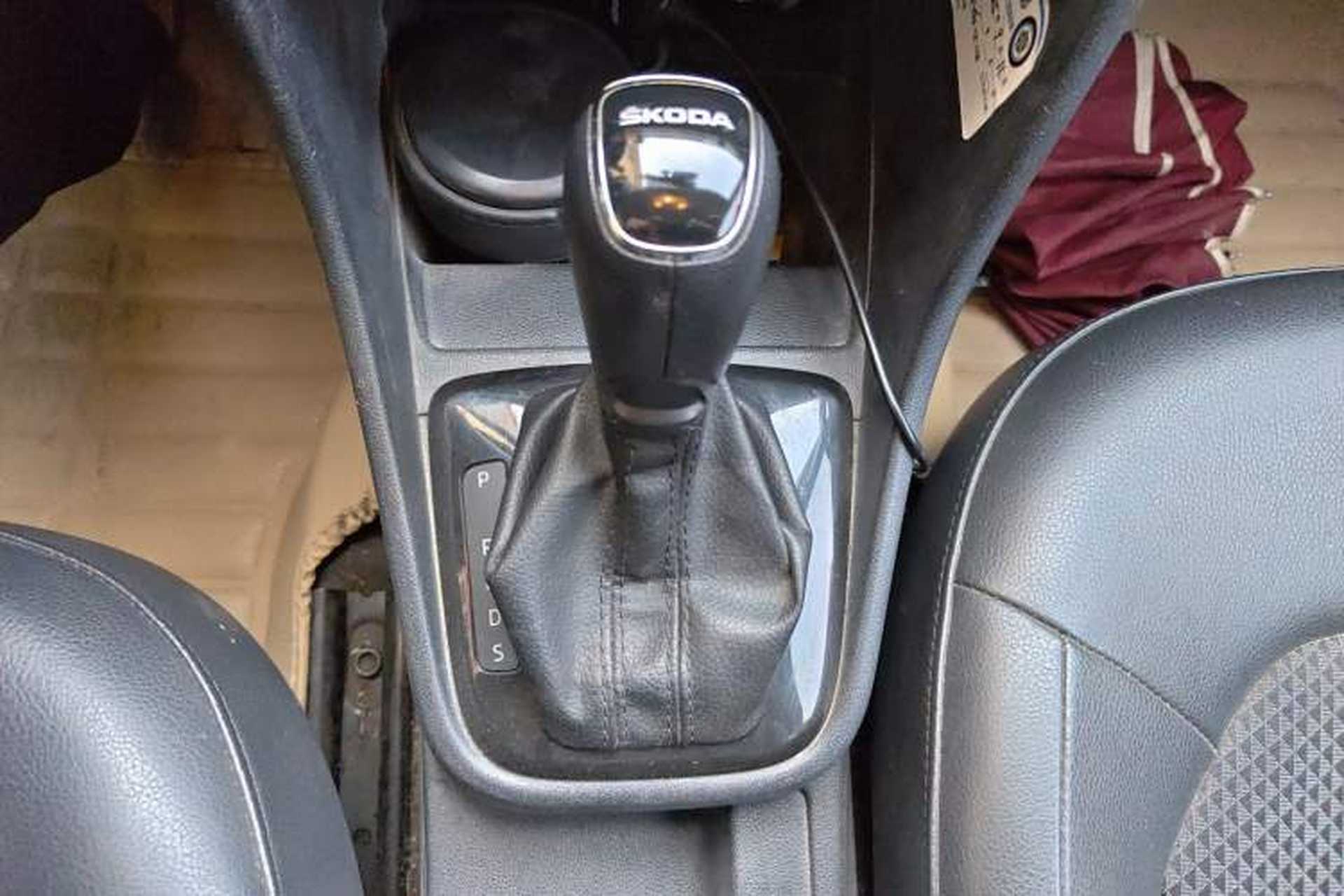 Used Skoda Rapid Spaceback 2014 1.6L Automatic Enjoyment Edition Gear Lever